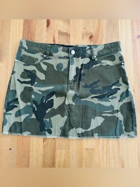 Kendall & Kylie Olive Green Camo Denim Mini Skirt L